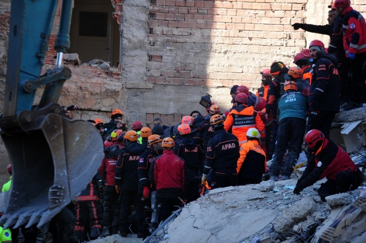 Enkazdan 14 Saatin Ardından Bir Kadın Daha Sağ Çıkarıldı