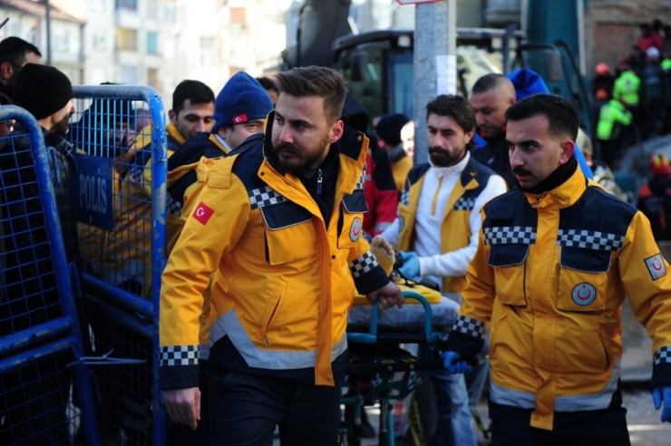 Enkazdan 14 Saatin Ardından Bir Kadın Daha Sağ Çıkarıldı