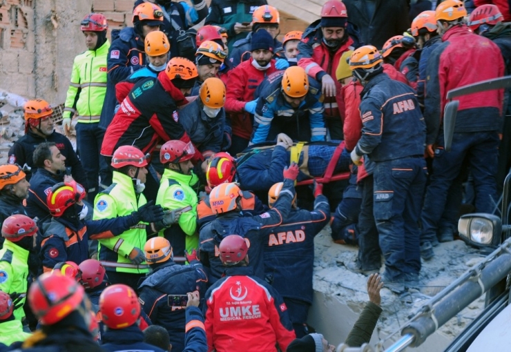 Enkazdan 15 Saatin Ardından 1 Kişi Daha Sağ Çıkarıldı