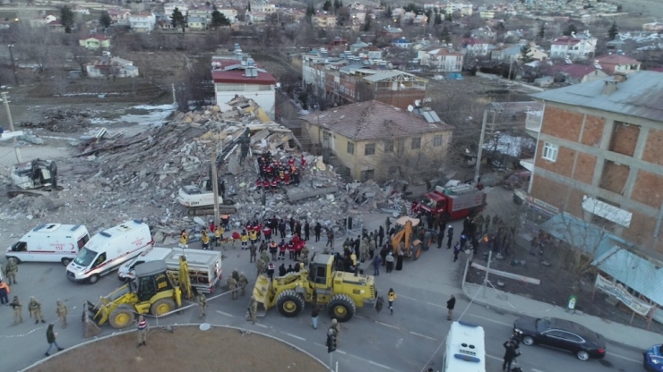 Gezin’de Enkaz Altında Kalan 5 Vatandaştan 2’si Ölü 3’ü Yaralı Çıkartıldı