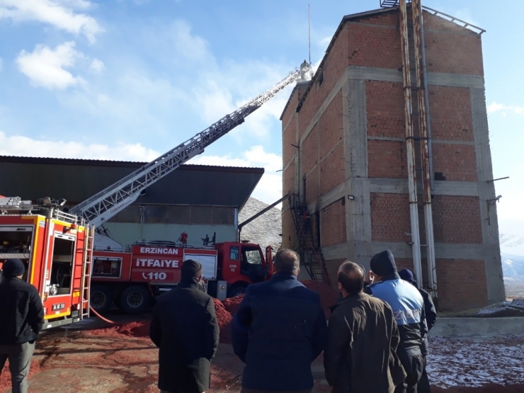 Fabrikanın Ambarında Çıkan Yangın Korkuya Neden Oldu