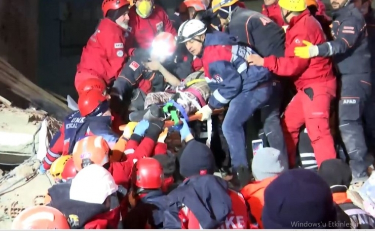 Enkazdan Birer Saat Arayla 2 Kadın Sağ Çıkarıldı