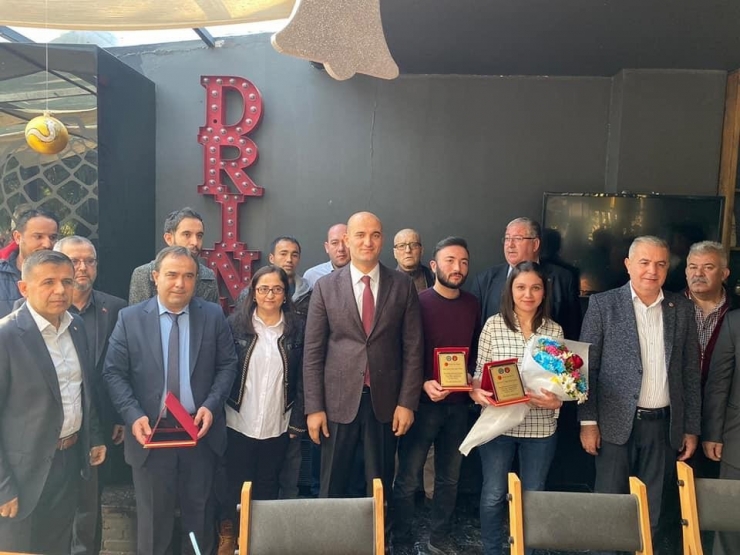 Doğum Sırasında Kalbi Duran Bebeği Hayata Döndüren Sağlık Ekibine Plaket