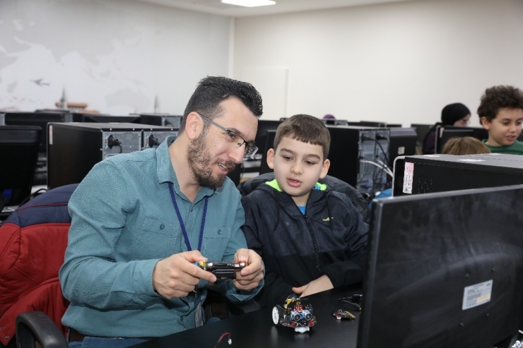 Robotik Kodlama Öğrenen Çocuklar Sertifika Sahibi Oldu