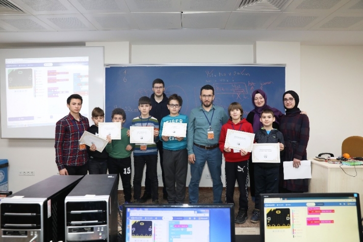 Robotik Kodlama Öğrenen Çocuklar Sertifika Sahibi Oldu
