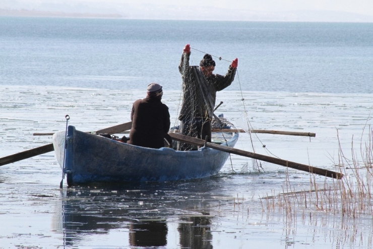 Beyşehir Gölü’nde “Ekmek” Buz Tutan Ağların Arasında
