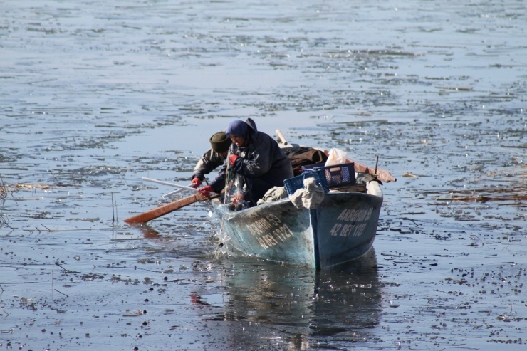 Beyşehir Gölü’nde “Ekmek” Buz Tutan Ağların Arasında