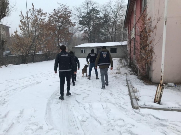 Ağrı’da Narkotik Madde Arama Köpeği İle Uyuşturucu Araması