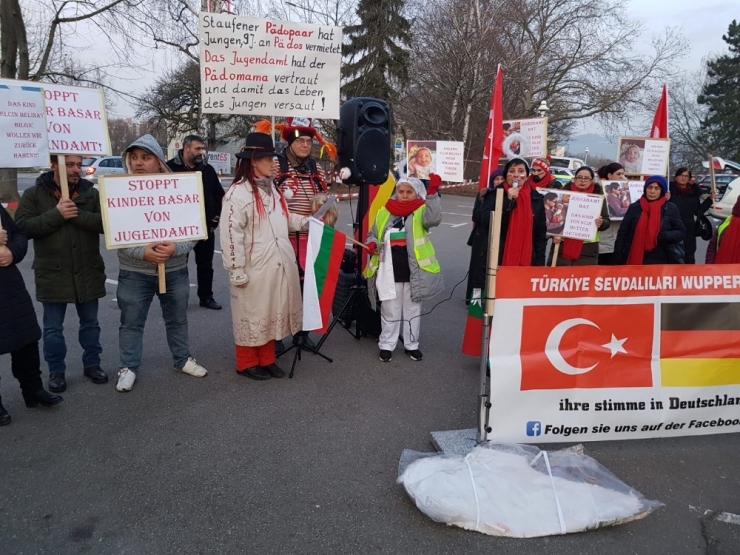 Almanya’da 4 Günlük Bebeği Ailesinden Alan Gençlik Dairesi Protesto Edildi