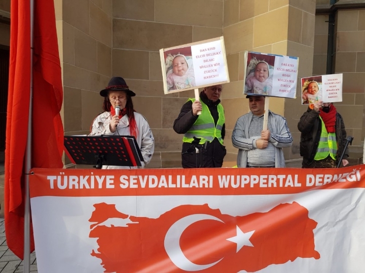 Almanya’da 4 Günlük Bebeği Ailesinden Alan Gençlik Dairesi Protesto Edildi