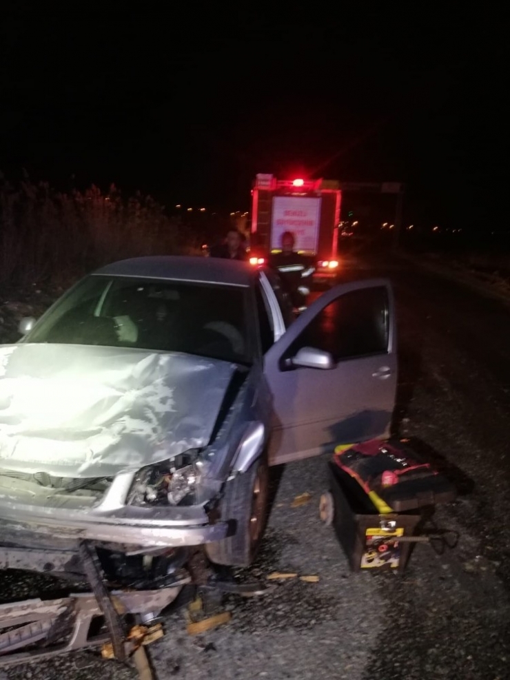 Traktör İle Otomobil Çarpıştı: 2 Yaralı