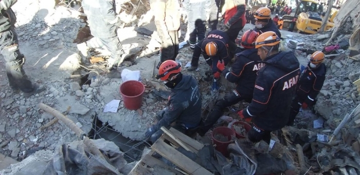 İzmir’den Elazığ’a İlk Yardım Tırı Gönderildi