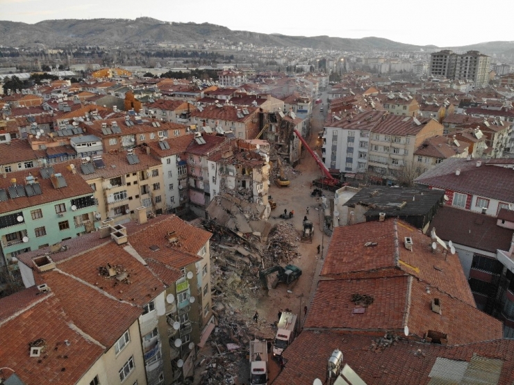 Elazığ’da Mustafa Paşa Mahallesi’nde Çöken Binada Çalışmalar Sürüyor