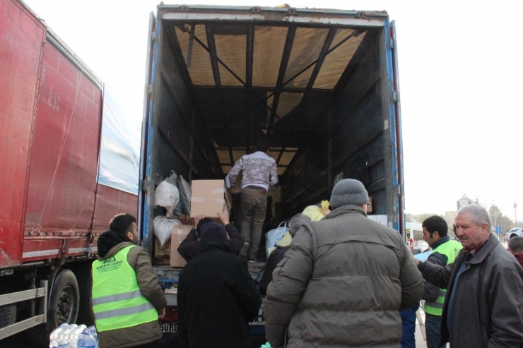 Karaman’da Elazığ Ve Malatya’ya 4 Tır Dolusu Yardım