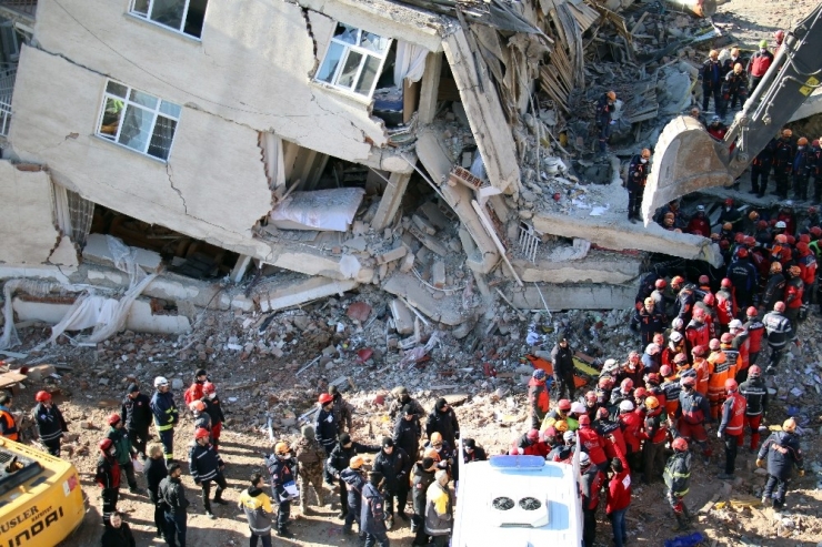 Elazığ’da Sürsürü Mahallesi’ndeki Enkazdan 3 Ceset Çıkarıldı