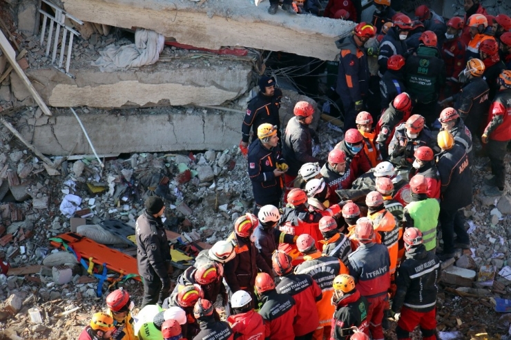 Elazığ’da Sürsürü Mahallesi’ndeki Enkazdan 3 Ceset Çıkarıldı