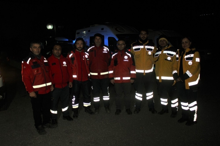 Elazığlılardan Sağlık Ekibini Duygulandıran Görüntü