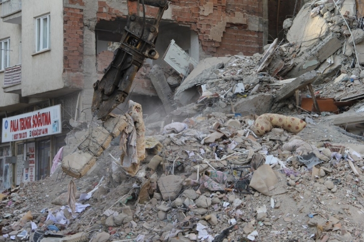 Elazığ’da 11 Kişinin Öldüğü 2 Binanın Enkazı Kaldırılıyor