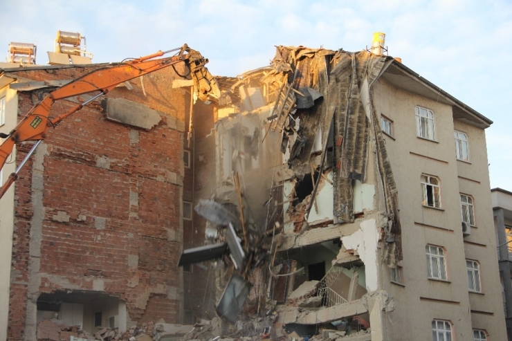 Elazığ’da 11 Kişinin Öldüğü 2 Binanın Enkazı Kaldırılıyor