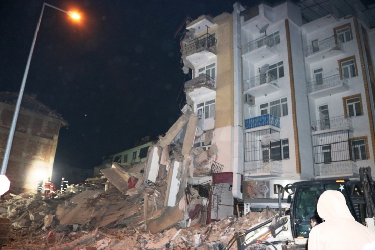 Arama Kurtarma Çalışmaları Eğitimli Köpekle Aralıksız Devam Ediyor