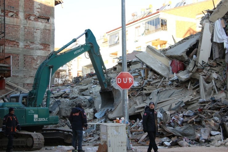 Enkaz Altındaki 65 Yaşındaki Kadına Ulaşılmaya Çalışılıyor