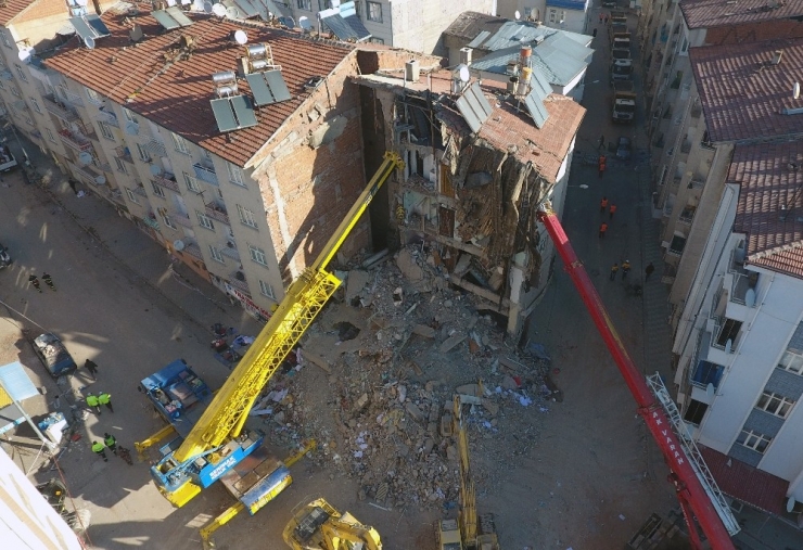 Elazığ’da Arama Kurtarma Çalışmaları Drone İle Görüntülendi