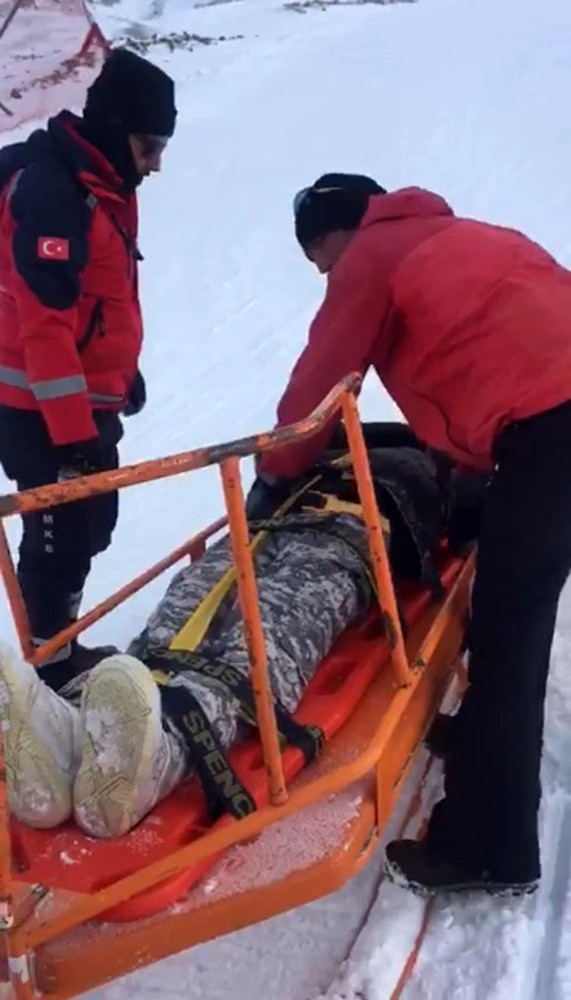 Düşerek Yaralanan Kayakçı Hastaneye Kaldırıldı