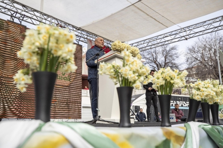 Karaburun Sokakları Nergis Koktu