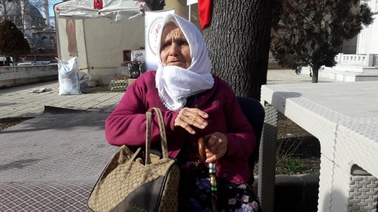 Hayriye Nine’den Depremzedelere Anlamlı Destek