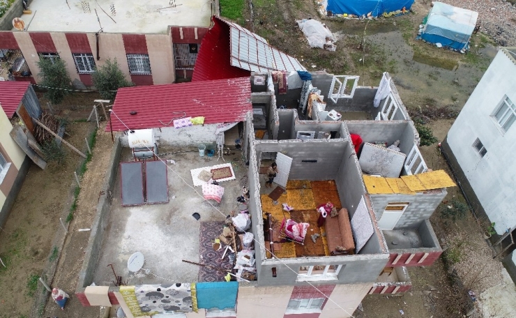 Evlerinin Çatısı Uçan Aileye Devlet Sahip Çıktı