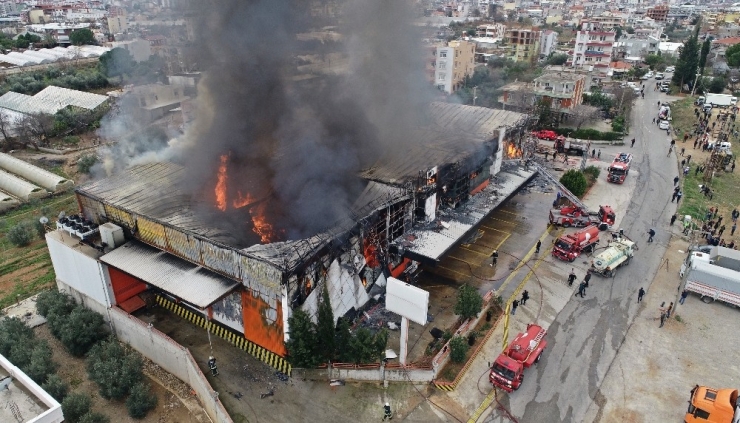 Sebze Ve Meyve Deposunda Çıkan Yangın 2 Saatte Kontrol Altına Alındı