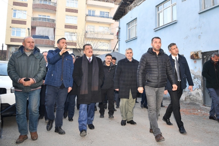 Başkan Gürkan Depremde Hasar Gören Yerleri Ziyaret Etti