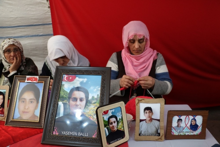 Elazığ’daki Depremzedelere Bir Destek De Evlat Nöbetindeki Annelerden