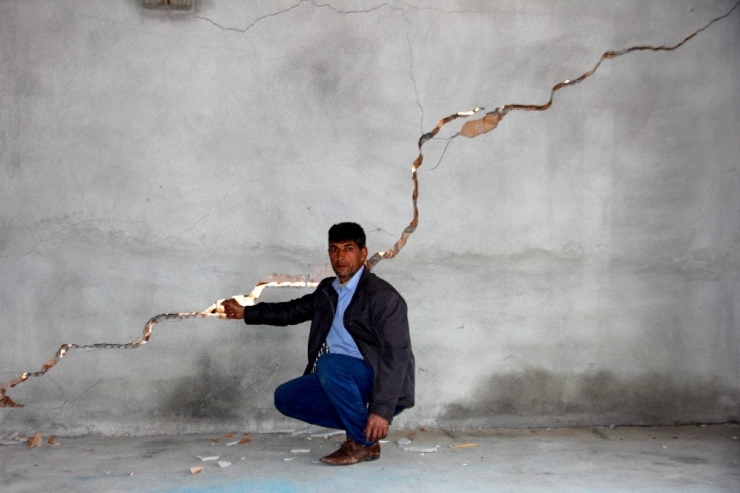 Adıyaman’da Deprem Sonrası Oluşan Dev Çatlaklar Korkutuyor