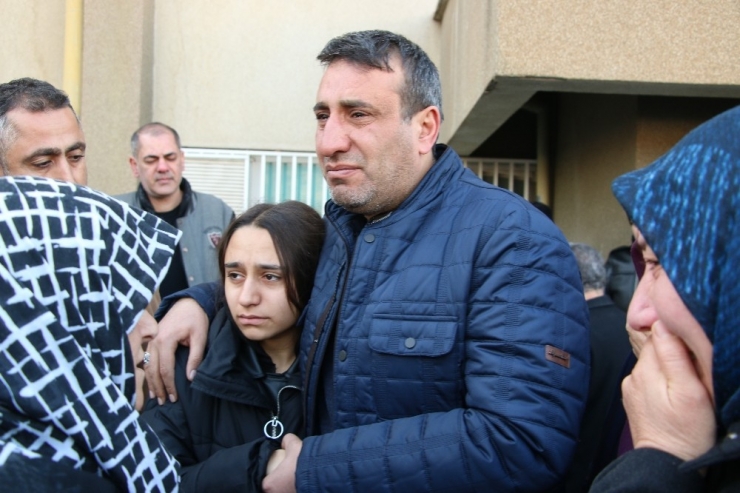 Elini Tutamadığı İçin Oğlu Ölen Baba Kızının Elini Bırakmadı