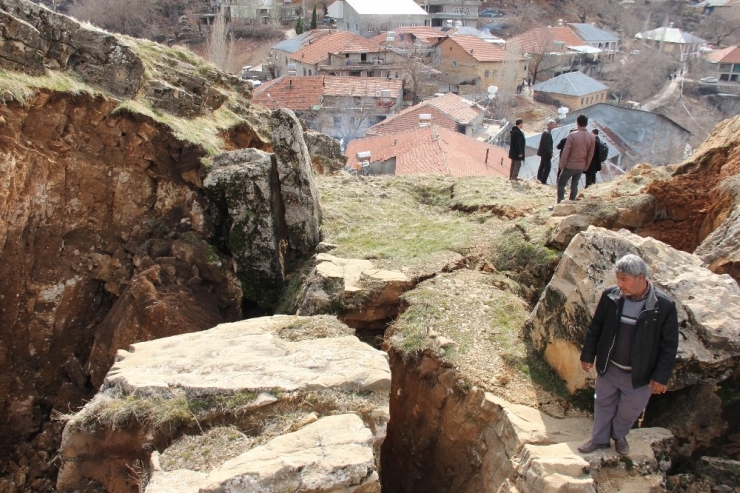 Adıyaman’da Deprem Sonrası Oluşan Dev Çatlaklar Korkutuyor