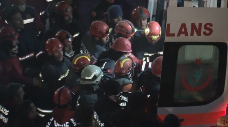 Deprem’de Bir Kişinin Daha Cansız Bedenine Ulaşıldı