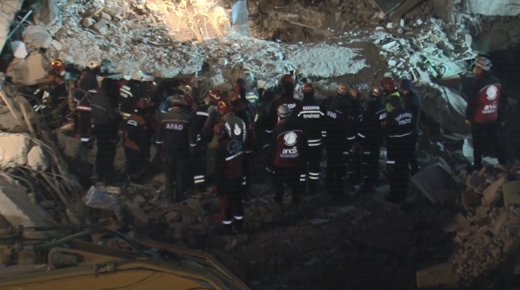 Deprem’de Bir Kişinin Daha Cansız Bedenine Ulaşıldı