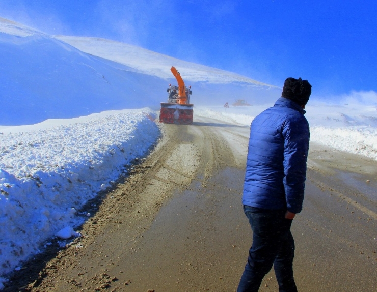 Kar Ve Tipi Yolları Kapattı, Hayat Durma Noktasına Geldi
