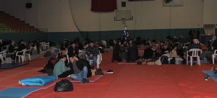 Depremzedeler Geceyi Spor Salonunda Geçiriyor