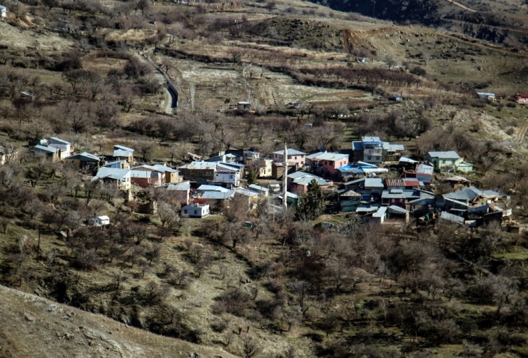 Elazığ Depreminde Bir Köydeki Evlerin Hepsinde Hasar Oluştu