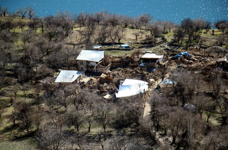 Elazığ Depreminde Bir Köydeki Evlerin Hepsinde Hasar Oluştu