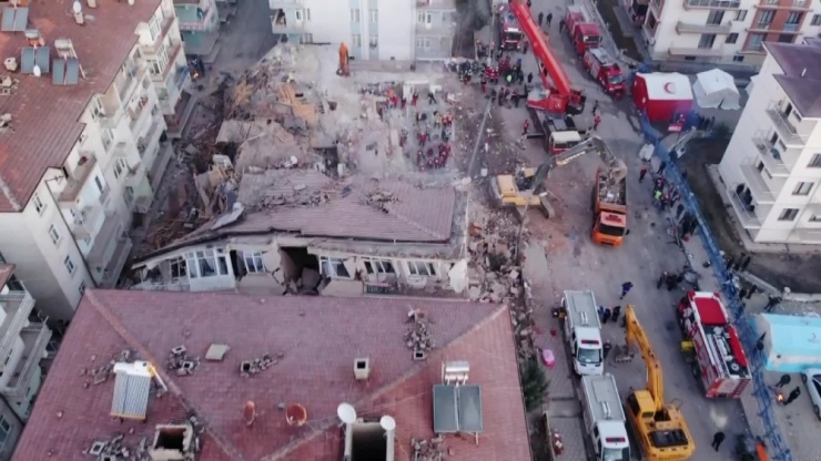 Deprem Alanında Sabahın İlk Işıklarıyla Aramalara Devam Edildi