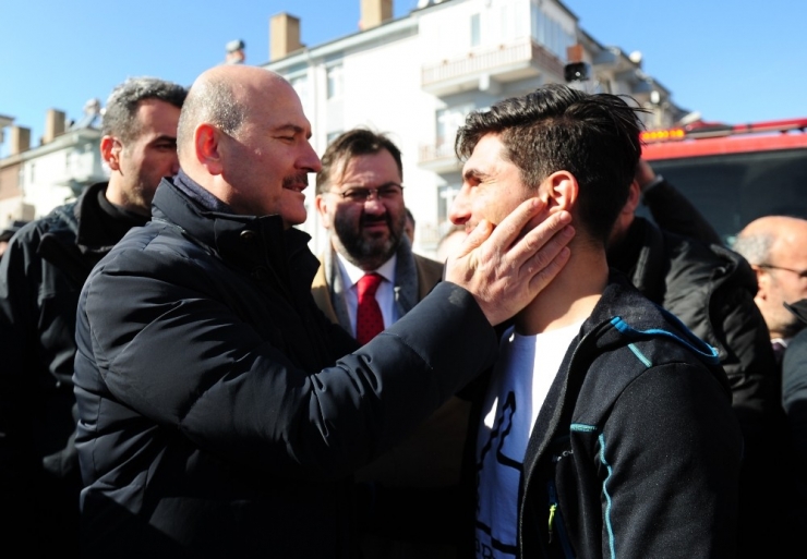 Elleriyle Enkaz Altından Çıkarmıştı: Suriyeli Mahmut, Bakanlar Soylu Ve Koca İle Enkazda Görüştü