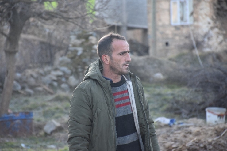 Depremzedeler Geceyi Çadırda Geçiriyor