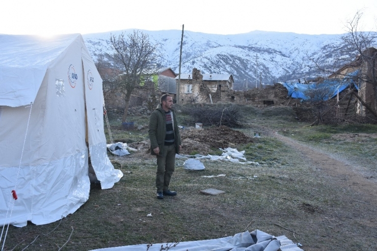 Depremzedeler Geceyi Çadırda Geçiriyor