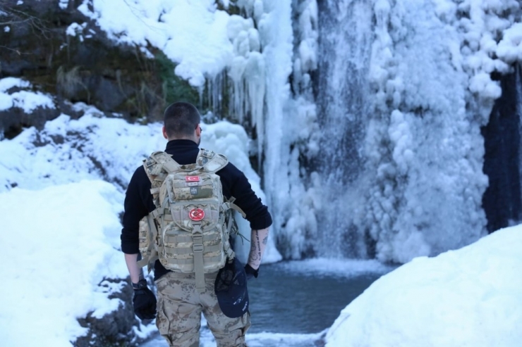 Buz Tutan Şelale Güzel Görüntüler Oluşturdu