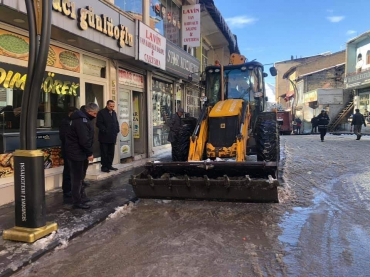 Şemdinli Belediyesinden Kar Mesaisi