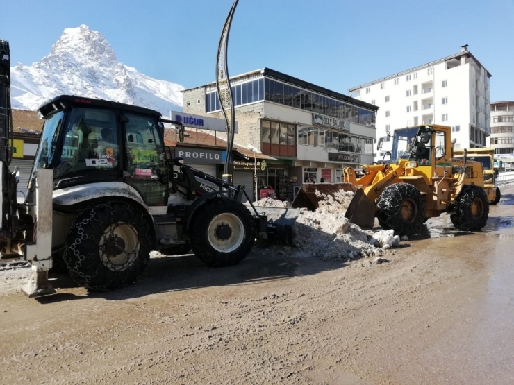 Şemdinli Belediyesinden Kar Mesaisi