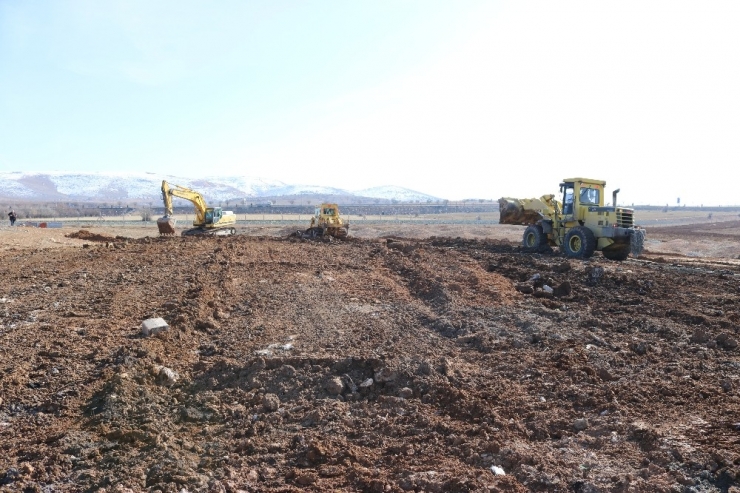Bakanlar, Konteyner Kent Yapılacak Alanda İncelemelerde Bulundu